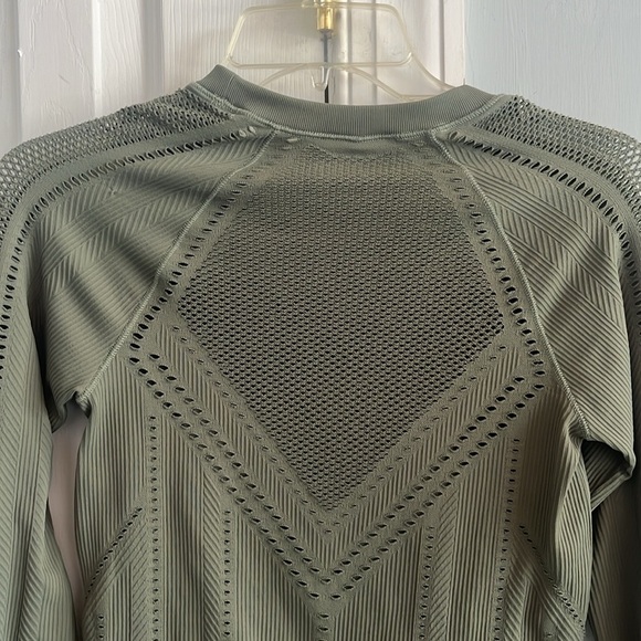Athleta Oxygen Long Sleeve Top Olive Green Sz X-Small - Picture 6 of 9